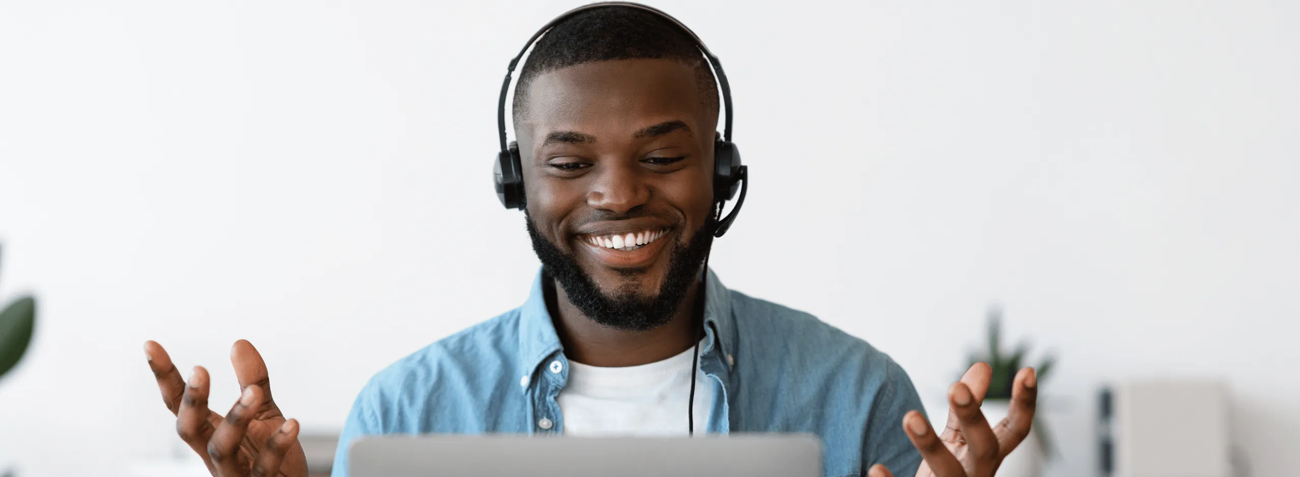 Un étudiant portant un casque-micro prend la parole pendant une séance en ligne.